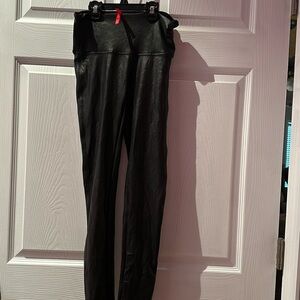 Size Medium, Women’s spanx leggings 
Like new, no issues